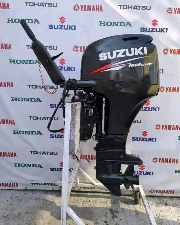 Side profile of Suzuki 40HP EFI marine engine